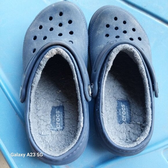 Kids Crocs Classic Lined Clogs Navy Size 1 With Fuzzy Gray Lining & Strap - Picture 2 of 5